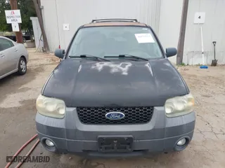 2007 Ford Escape XLT with VIN 1FMCU03Z87KA66723, listed as a IAAI auction lot 42071912 with 170,602 mi miles. Bid and sale history available at carsss.com. Image 6.