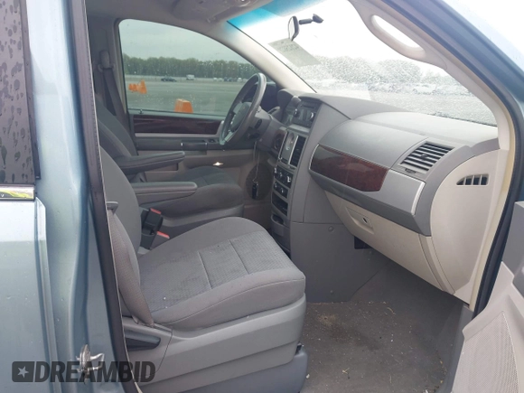 2010 Chrysler Town & Country Touring z VIN 2A4RR5D13AR456900, wystawiony jako IAAI lot #42125829 z przebiegiem 251 276 mil mil oraz . Historia ofert i sprzedaży dostępna na DreamBid. Obrazek 5.