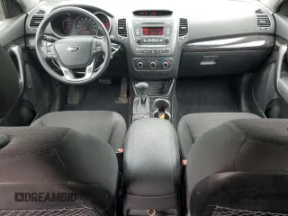 2015 Kia Sorento LX z VIN 5XYKTCA62FG564840, wystawiony jako Copart lot #57957775 z przebiegiem 98 750 mil mil oraz Czysty tytuł • Clean title. Historia ofert i sprzedaży dostępna na DreamBid. Obrazek 8.