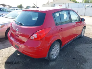 2011 Nissan Versa S z VIN 3N1BC1CP3BL512780, wystawiony jako IAAI lot #42374549 z przebiegiem 101 059 mil mil oraz . Historia ofert i sprzedaży dostępna na DreamBid. Obrazek 4.