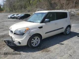 2013 Kia Soul + z VIN KNDJT2A62D7774824, wystawiony jako Copart lot #53889555 z przebiegiem 171 983 mil mil oraz Szkody całkowita. Historia ofert i sprzedaży dostępna na DreamBid. Obrazek 1.