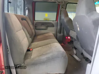 2003 Ford F-250 XL z VIN 1FTNW21L13EB65006, wystawiony jako Copart lot #46808255 z przebiegiem 290 841 mil mil oraz Czysty tytuł • Clean title. Historia ofert i sprzedaży dostępna na DreamBid. Obrazek 10.