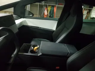 2024 Tesla Cybertruck z VIN 7G2CEHED8RA013046, wystawiony jako Copart lot #79999264 z przebiegiem Nie podano mil oraz Szkody całkowita. Historia ofert i sprzedaży dostępna na DreamBid. Obrazek 9.