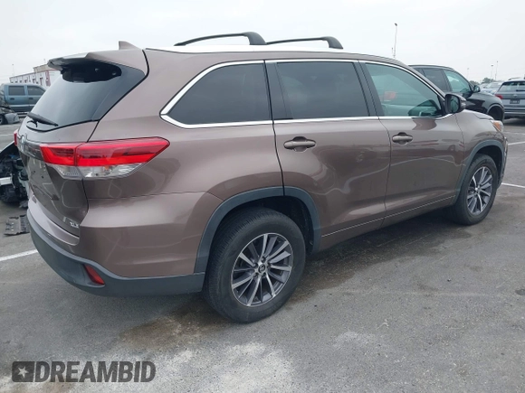 2018 Toyota Highlander SE z VIN 5TDKZRFH6JS248476, wystawiony jako IAAI lot #42644155 z przebiegiem 37 054 mil mil oraz . Historia ofert i sprzedaży dostępna na DreamBid. Obrazek 4.