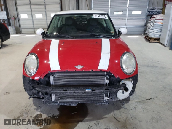 2011 MINI Hardtop z VIN WMWSU3C58BT095542, wystawiony jako Copart lot #57474055 z przebiegiem 41 490 mil mil oraz Szkoda całkowita • Salvage title. Historia ofert i sprzedaży dostępna na DreamBid. Obrazek 5.