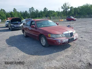 1998 Lincoln Town Car Signature z VIN 1LNFM82W8WY688852, wystawiony jako IAAI lot #42365729 z przebiegiem 194 232 mil mil oraz . Historia ofert i sprzedaży dostępna na DreamBid. Obrazek 1.