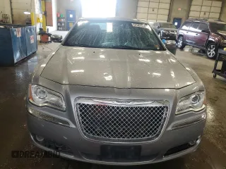 2014 Chrysler 300 C z VIN 2C3CCAKG2EH105831, wystawiony jako Copart lot #57361555 z przebiegiem 149 374 mil mil oraz Czysty tytuł • Clean title. Historia ofert i sprzedaży dostępna na DreamBid. Obrazek 5.