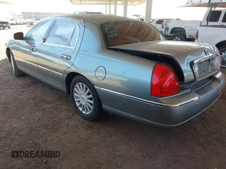 2005 Lincoln Town Car Signature z VIN 1LNHM81W85Y608166, wystawiony jako IAAI lot #42329147 z przebiegiem 252 667 mil mil oraz . Historia ofert i sprzedaży dostępna na DreamBid. Obrazek 3.