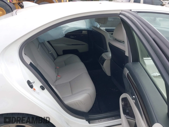 2015 Lexus LS with VIN JTHBL5EF3F5136885, listed as a IAAI auction lot 41611555 with 20,190 mi miles. Bid and sale history available at carsss.com. Image 8.