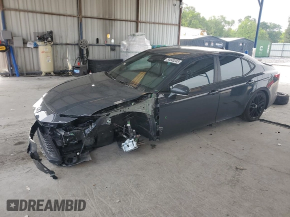 2025 Toyota Camry LE z VIN 4T1DAACK7SU550546, wystawiony jako Copart lot #54840245 z przebiegiem 3 669 mil mil oraz Szkoda całkowita • Salvage title. Historia ofert i sprzedaży dostępna na DreamBid. Obrazek 1.