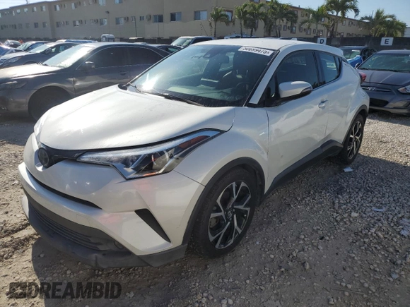 2019 Toyota C-HR XLE z VIN JTNKHMBX7K1014151, wystawiony jako Copart lot #50699475 z przebiegiem 102 995 mil mil oraz Czysty tytuł • Clean title. Historia ofert i sprzedaży dostępna na DreamBid. Obrazek 1.