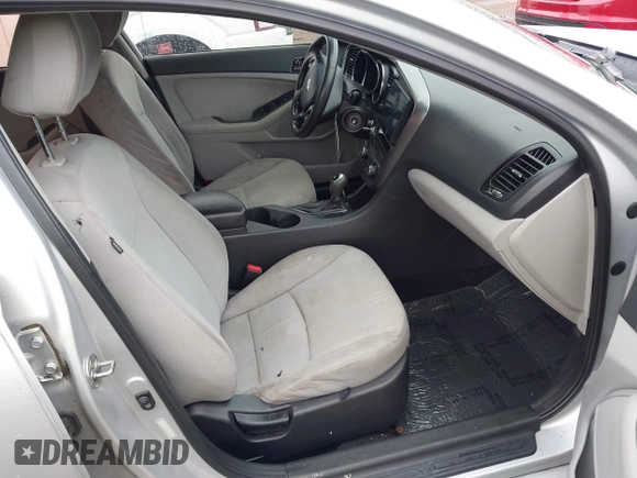 2013 Kia Optima LX z VIN KNAGM4A75D5431221, wystawiony jako IAAI lot #42244970 z przebiegiem 138 157 mil mil oraz . Historia ofert i sprzedaży dostępna na DreamBid. Obrazek 5.