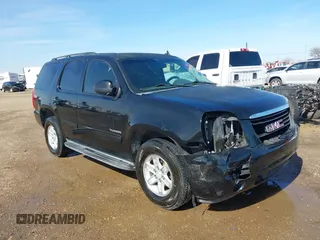 2011 GMC Yukon SLE with VIN 1GKS1AE01BR108215, listed as a IAAI auction lot 41379402 with 195,171 mi miles. Bid and sale history available at carsss.com. Image 1.