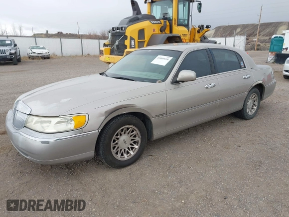 1999 Lincoln Town Car Signature z VIN 1LNHM82W0XY646721, wystawiony jako IAAI lot #41809618 z przebiegiem 173 119 mil mil oraz . Historia ofert i sprzedaży dostępna na DreamBid. Obrazek 2.