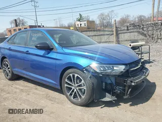 2024 Volkswagen Jetta Sport z VIN 3VWAM7BU3RM028884, wystawiony jako IAAI lot #42061788 z przebiegiem 7 868 mil mil oraz . Historia ofert i sprzedaży dostępna na DreamBid. Obrazek 1.