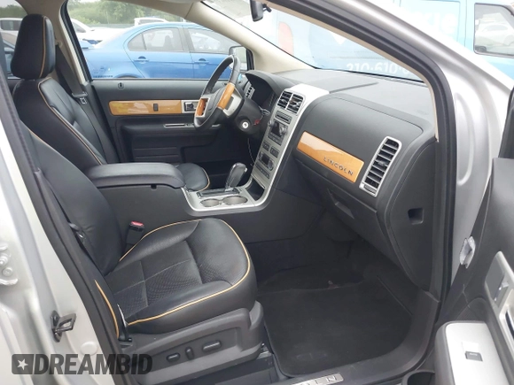 2010 Lincoln MKX z VIN 2LMDJ6JC1ABJ32601, wystawiony jako IAAI lot #42220437 z przebiegiem 98 946 mil mil oraz . Historia ofert i sprzedaży dostępna na DreamBid. Obrazek 5.