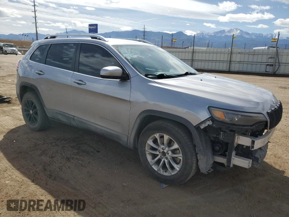 2019 Jeep Cherokee Latitude z VIN 1C4PJLCBXKD204746, wystawiony jako Copart lot #50268185 z przebiegiem 90 796 mil mil oraz Szkoda całkowita • Salvage title. Historia ofert i sprzedaży dostępna na DreamBid. Obrazek 4.