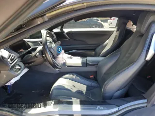 2017 BMW i8 z VIN WBY2Z2C30HV676459, wystawiony jako Copart lot #60927364 z przebiegiem Nie podano mil oraz Szkoda całkowita • Salvage title. Historia ofert i sprzedaży dostępna na DreamBid. Obrazek 7.