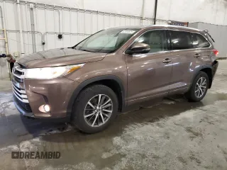 2017 Toyota Highlander XLE z VIN 5TDJZRFH2HS483964, wystawiony jako Copart lot #62004625 z przebiegiem 138 428 mil mil oraz Szkoda całkowita • Salvage title. Historia ofert i sprzedaży dostępna na DreamBid. Obrazek 1.