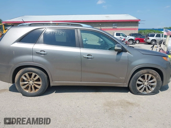 2013 Kia Sorento SX с VIN 5XYKWDA20DG337895, выставлен на аукционе IAAI как лот 42479734 с пробегом 198 291 миль миль и . История ставок и продаж доступна на DreamBid. Изображение 14.