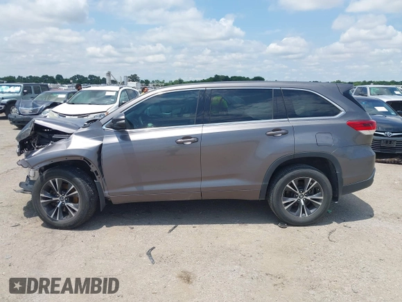 2018 Toyota Highlander LE z VIN 5TDZARFH1JS038079, wystawiony jako IAAI lot #42369968 z przebiegiem 83 706 mil mil oraz . Historia ofert i sprzedaży dostępna na DreamBid. Obrazek 13.