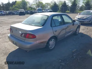 1998 Toyota Corolla VE z VIN 2T1BR18E9WC045442, wystawiony jako IAAI lot #42104201 z przebiegiem 243 256 mil mil oraz . Historia ofert i sprzedaży dostępna na DreamBid. Obrazek 4.