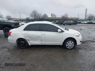 2009 Toyota Yaris z VIN JTDBT903594059923, wystawiony jako IAAI lot #41520883 z przebiegiem 141 366 mil mil oraz . Historia ofert i sprzedaży dostępna na DreamBid. Obrazek 14.