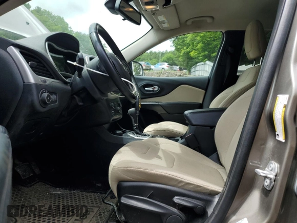 2016 Jeep Cherokee Latitude z VIN 1C4PJMCS1GW255747, wystawiony jako Copart lot #61195425 z przebiegiem 63 484 mil mil oraz Szkoda całkowita • Salvage title. Historia ofert i sprzedaży dostępna na DreamBid. Obrazek 7.