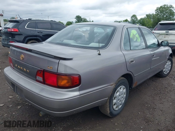 1995 Toyota Camry LE z VIN 4T1SK12E0SU634143, wystawiony jako IAAI lot #42274448 z przebiegiem 159 962 mil mil oraz . Historia ofert i sprzedaży dostępna na DreamBid. Obrazek 4.
