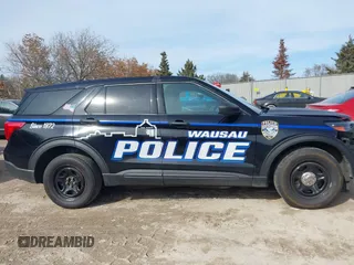 2020 Ford Police Interceptor Utility z VIN 1FM5K8AB2LGC51317, wystawiony jako IAAI lot #41755681 z przebiegiem 102 945 mil mil oraz . Historia ofert i sprzedaży dostępna na DreamBid. Obrazek 13.