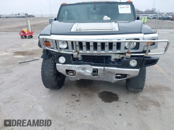 2005 Hummer H2 SUV z VIN 5GRGN23UX5H106375, wystawiony jako IAAI lot #41997745 z przebiegiem 152 827 mil mil oraz . Historia ofert i sprzedaży dostępna na DreamBid. Obrazek 6.
