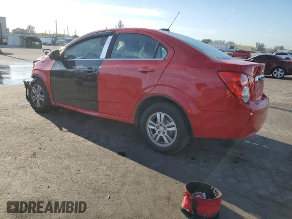 2015 Chevrolet Sonic LT z VIN 1G1JC5SH3F4176465, wystawiony jako Copart lot #50882295 z przebiegiem 76 029 mil mil oraz Szkody całkowita. Historia ofert i sprzedaży dostępna na DreamBid. Obrazek 2.