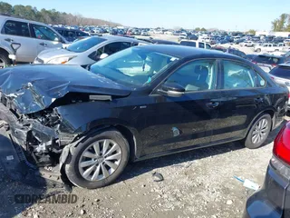 2014 Volkswagen Passat Wolfsburg Edition z VIN 1VWAT7A37EC101438, wystawiony jako IAAI lot #41333508 z przebiegiem 136 939 mil mil oraz . Historia ofert i sprzedaży dostępna na DreamBid. Obrazek 14.