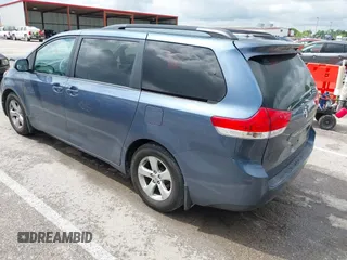 2013 Toyota Sienna LE AAS z VIN 5TDKK3DC5DS378455, wystawiony jako IAAI lot #42236993 z przebiegiem 115 760 mil mil oraz . Historia ofert i sprzedaży dostępna na DreamBid. Obrazek 3.