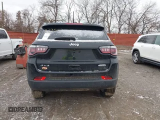 2018 Jeep Compass Latitude with VIN 3C4NJDBB7JT373582, listed as a IAAI auction lot 41728122 with 111,411 mi miles. Bid and sale history available at carsss.com. Image 16.