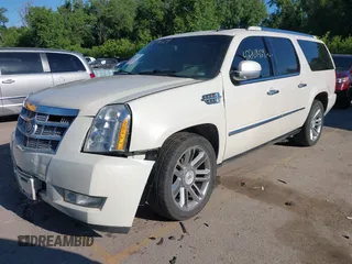 2013 Cadillac Escalade ESV Platinum Edition z VIN 1GYS4KEF2DR153626, wystawiony jako IAAI lot #42269429 z przebiegiem 252 875 mil mil oraz . Historia ofert i sprzedaży dostępna na DreamBid. Obrazek 2.