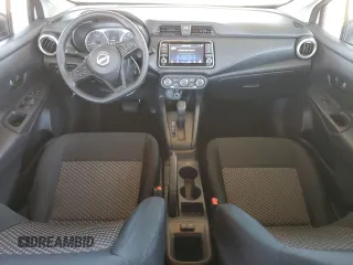 2024 Nissan Versa S z VIN 3N1CN8DV2RL903966, wystawiony jako Copart lot #59211345 z przebiegiem 21 805 mil mil oraz Czysty tytuł • Clean title. Historia ofert i sprzedaży dostępna na DreamBid. Obrazek 8.