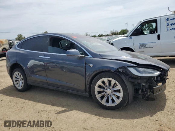 2017 Tesla Model X 90D z VIN 5YJXCDE21HF056145, wystawiony jako Copart lot #55128995 z przebiegiem 86 314 mil mil oraz Szkody całkowita. Historia ofert i sprzedaży dostępna na DreamBid. Obrazek 4.