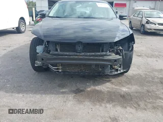 2014 Volkswagen Passat S z VIN 1VWAT7A30EC041728, wystawiony jako IAAI lot #42102295 z przebiegiem 94 768 mil mil oraz . Historia ofert i sprzedaży dostępna na DreamBid. Obrazek 6.