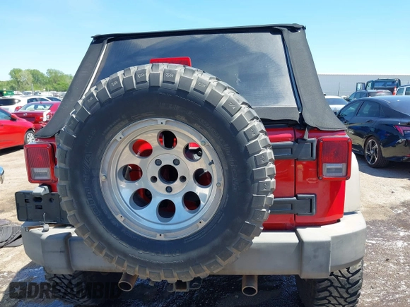 2008 Jeep Wrangler Unlimited X z VIN 1J4GA39198L652015, wystawiony jako IAAI lot #42062691 z przebiegiem 127 804 mil mil oraz . Historia ofert i sprzedaży dostępna na DreamBid. Obrazek 16.
