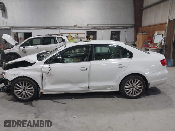 2011 Volkswagen Jetta SEL with VIN 3VWLZ7AJ3BM392813, listed as a IAAI auction lot 41922952 with 194,533 mi miles and . Bid and sale history available at DreamBid. Image 14.