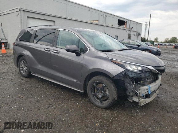 2021 Toyota Sienna XLE z VIN 5TDJRKEC7MS049563, wystawiony jako Copart lot #53114495 z przebiegiem 130 357 mil mil oraz Szkoda całkowita • Salvage title. Historia ofert i sprzedaży dostępna na DreamBid. Obrazek 4.