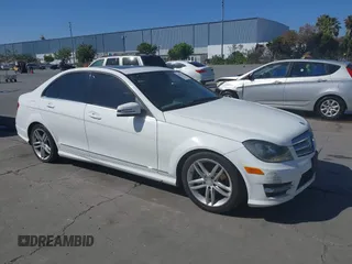 2013 Mercedes-Benz C 250 Sport z VIN WDDGF4HB7DF975422, wystawiony jako IAAI lot #42303154 z przebiegiem 108 358 mil mil oraz . Historia ofert i sprzedaży dostępna na DreamBid. Obrazek 1.