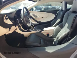 2023 McLaren GT z VIN SBM22GCAXPW002692, wystawiony jako Copart lot #41496504 z przebiegiem Nie podano mil oraz . Historia ofert i sprzedaży dostępna na DreamBid. Obrazek 7.