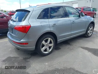 2010 Audi Q5 Premium Plus z VIN WA1LKAFP2AA098178, wystawiony jako IAAI lot #42275676 z przebiegiem 108 640 mil mil oraz . Historia ofert i sprzedaży dostępna na DreamBid. Obrazek 4.