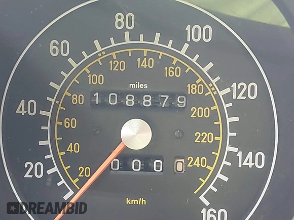 1983 Mercedes-Benz 380 SL z VIN WDBBA45A3DB021934, wystawiony jako IAAI lot #42355288 z przebiegiem 10 887 mil mil oraz . Historia ofert i sprzedaży dostępna na DreamBid. Obrazek 15.