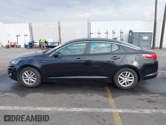 2013 Kia Optima LX z VIN 5XXGM4A74DG221272, wystawiony jako IAAI lot #41470828 z przebiegiem 76 452 mil mil oraz . Historia ofert i sprzedaży dostępna na DreamBid. Obrazek 14.