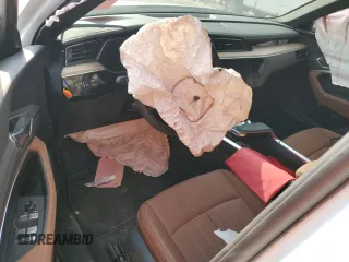 2024 Audi Q8 e-tron Premium Plus z VIN WA15AAGE8RB017425, wystawiony jako Copart lot #66139974 z przebiegiem Nie podano mil oraz Szkody całkowita. Historia ofert i sprzedaży dostępna na DreamBid. Obrazek 8.