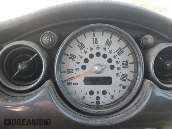 2004 MINI Hardtop z VIN WMWRC33454TC50742, wystawiony jako Copart lot #56655565 z przebiegiem Nie podano mil oraz Szkoda całkowita • Salvage title. Historia ofert i sprzedaży dostępna na DreamBid. Obrazek 9.