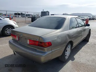 2001 Toyota Camry CE z VIN 4T1BG22K31U069513, wystawiony jako IAAI lot #42243673 z przebiegiem 137 241 mil mil oraz . Historia ofert i sprzedaży dostępna na DreamBid. Obrazek 4.